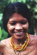 Broušení zubou - jedna z mentawajských tradic. Ostrov Siberut. Sumatra, Indonésie.