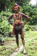 Mentawajský muž. Ostrov siberut. Sumatra, Indonésie.