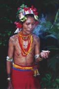 Mentawajská žena. Ostrov Siberut. Sumatra,  Indonésie.