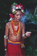 Mentawajská žena. Ostrov Siberut. Sumatra, Indonésie.