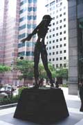 Newtonova socha od Salvatora Daliho. Singapur.