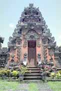 Hinduisticky chrám v Ubudu.  Indonésie.