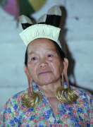 Dayacká žena v tradičním úboru ve vesnici Long Uro. Indonésie.