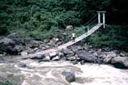 Přechod Baliemské řeky po vládním mostě blízko vesnice Wamerek. Indonésie.