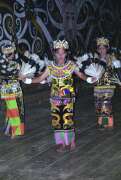 Tradiční dayacký tanec. Vesnice Long Ampung. Indonésie.