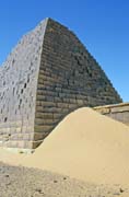 Pyramidy v Meroe. S�d�n.