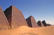 Pyramidy v Meroe. Sdn.