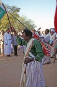 Tančící dervišové přicházejí. Jejich barva je zelená. Mešita Hamed-an Nil, Chartům (Omdurman). Súdán.