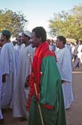 Tančící dervišové přicházejí. Jejich barva je zelená. Mešita Hamed-an Nil, Chartům (Omdurman). Súdán.