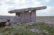 Menhir Poulnabrone. Je starý 5800 let. Irsko.