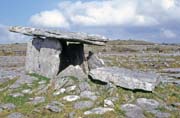 Menhir Poulnabrone. Je star 5800 let. Irsko.