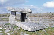 Menhir Poulnabrone. Je starý 5800 let. Irsko.