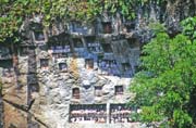 Tradin hroby ve vesnici Lemo. Na galerich ped hroby stoj figurky tau tau. Oblast Tana Toraja Sulawesi, Indonsie.