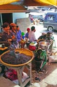 Prodej čestvě pražené kávý na velkém týdenním trhu ve městě Rantepao, oblast Tana Toraja. Indonésie.
