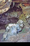 Staré hroby v jeskyni. Oblast Tana Toraja. Sulawesi,  Indonésie.