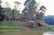Rozestavěné bambusové pavilóny, kde během pohřbu sedí hosté. Oblast Tana Toraja. Indonésie.