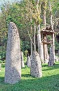 Menhiry mají představovat náhrobky těch nejstarších příslušníku etnika Toradžů, kteří byli v oblasti Tana Toraja pohřbeni. Indonésie.