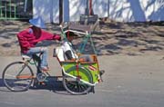 Becak - typick indonsk mstsk dopravn prostedek. Ujung Pandang. Sulawesi,  Indonsie.