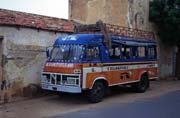 M�stn� autobus, zde naz�van� taxi-brousse, Podor. Senegal.
