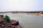 Pohled na řeku Senegal u města Bakel. Na levé straně fotografie je Senegel, na pravé Mauretánie. Senegal.