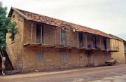 Koloniln budova ve mst Kayes. Mali.