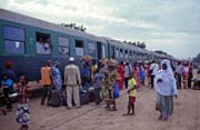 Lidský mumraj na jedné z několika zastávek vlaku na trase Kayes-Bamako. Mali.