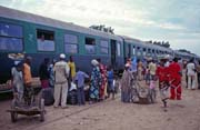 Lidský mumraj na jedné z několika zastávek vlaku na trase Kayes-Bamako. Mali.