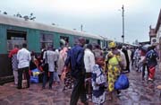 Vlak je v cli. Stanice Bamako a odchod vech pasar. Mali.