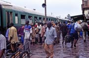 Vlak je v cli. Stanice Bamako a odchod vech pasar. Mali.