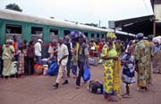 Vlak je v cíli. Stanice Bamako a odchod všech pasažérů. Mali.