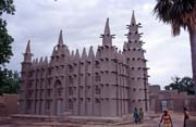 Hliněná mešita postavená v sahelském stylu. Malá vesnice u města Mopti. Mali.