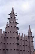 Minarety hliněné mešity postavené v sahelském stylu. Malá vesnice u města Mopti. Mali.