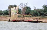 Plachetnice je nejlevnější dopravní prostředek. Řeka Niger. Mali.