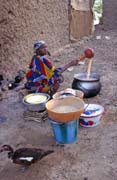 Příprava jídla v malé vesnici na břehu řeky Niger. Mali.
