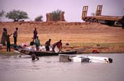 Utopené auto. Při převozu sjelo z ferry rovnou do vod řeky Niger. Mali.