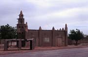 Hliněná mešita postavená v sahelském stylu. Vesnice Boré. Mali.