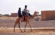 Tuaregové opuštějí trh s dobytkem ve vesnici Djébok. Mali.
