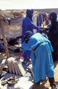 Tuaregové na trhu. Jeden z nich okukuje solné desky. Ty mají v poušti cenu zlata. Sem, do vesnice Djébok, byly dopraveny až z centra Sahary, ze solných dolů v Taoudenni. Mali.