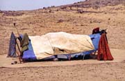 Obydl� Tuareg�. D�ky sv�mu ko�ov�n� jsou jejich obydl� jednoduch� a konstruk�n� v�dy p�ipareva na p�esun. Pou�� Sahara. Mali.