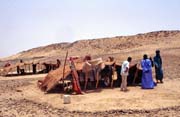 Obydlí Tuaregů. Díky svému kočování jsou jejich obydlí jednoduchá a konstrukčně vždy připareva na přesun. Poušť Sahara. Mali.