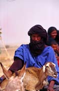 Tuaregov� na cest� za nov�m obydl�m. Pou�� Sahara. Mali.