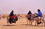 Tuaregové na cestě za novým obydlím. Poušť Sahara. Mali.