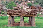 Togu-na, tradiční místo, kde se schází a diskutuje stará generace mužů, vesnice Ireli, země Dogon. Mali.