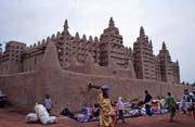 Hliněná mešita postavená v sahelském stylu, město Djenné. Mali.
