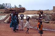 Na tradiční pondělní trh přicházejí stovky prodejců, město Djenné. Mali.
