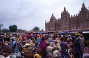 Tradiční pondělní trh v plné síle, město Djenné. Mali.