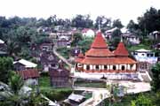 Minangkabauská tadiční vesnička u Bukittinggi. Sumatra, Indonésie.