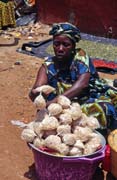 Žena na trhu ve městě Bandiagara. Mali.