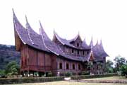 Palc Rumah Gadang Payaruyung, typick ukzka Minangkabausk architektury. Sumatra,  Indonsie.