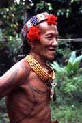 Mentawajský muž. Ostrov Siberut. Sumatra, Indonésie.